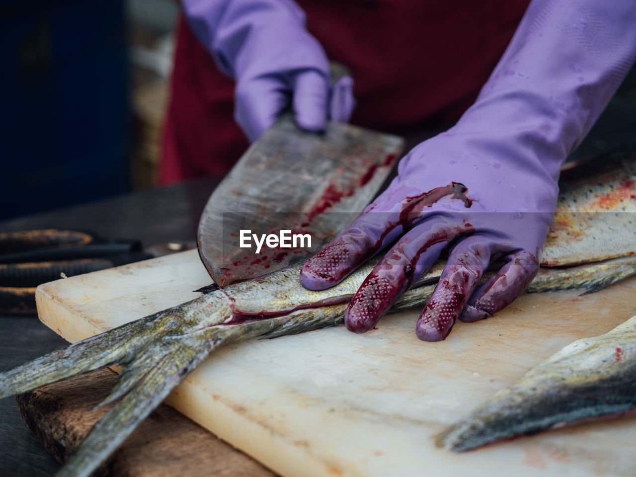 CLOSE-UP OF PERSON PREPARING FOOD