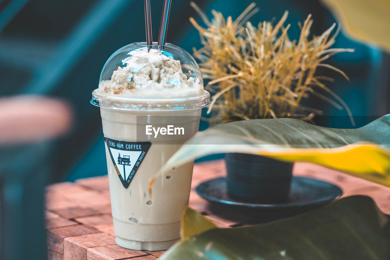 CLOSE-UP OF COFFEE CUP WITH DRINK