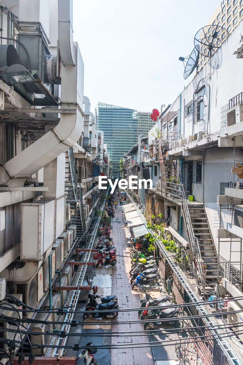 HIGH ANGLE VIEW OF BUILDINGS AGAINST SKY