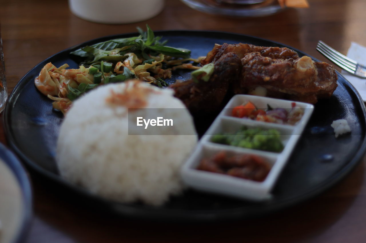 CLOSE-UP OF MEAL SERVED IN BOWL