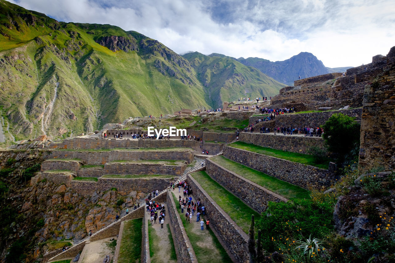 HIGH ANGLE VIEW OF PANORAMIC SHOT OF MOUNTAINS AGAINST SKY