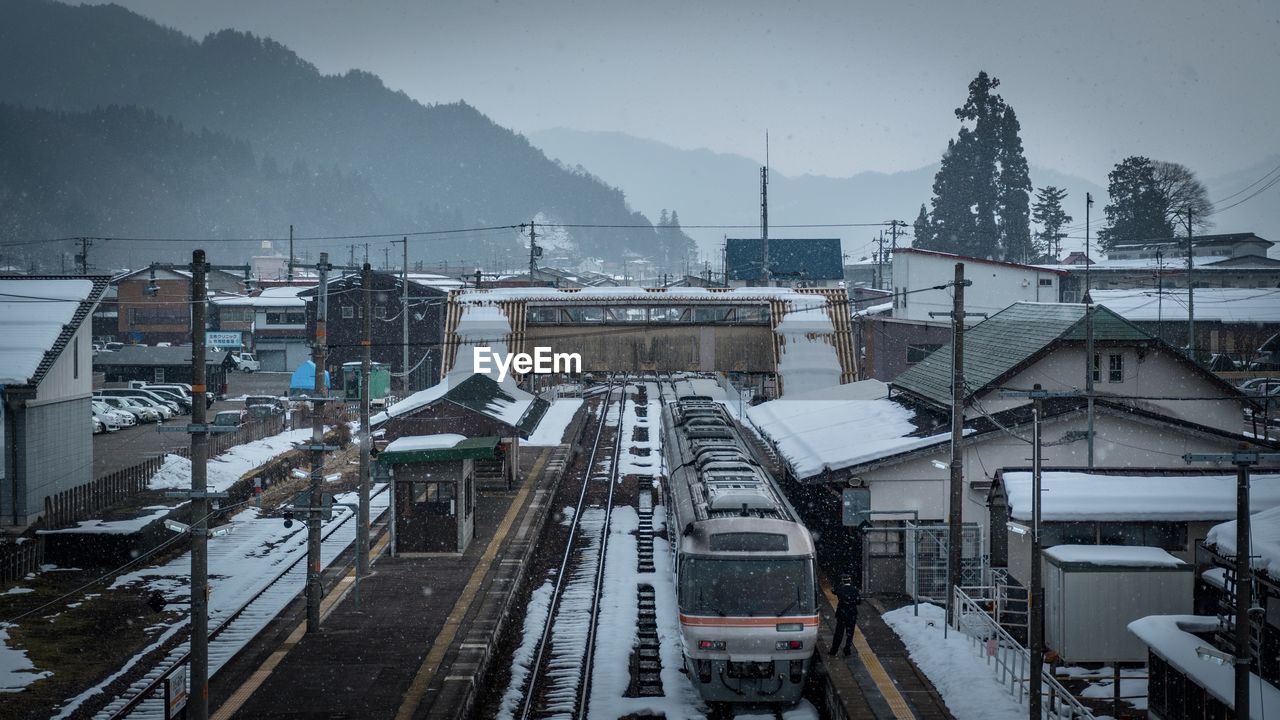 HIGH ANGLE VIEW OF SNOW COVERED CITY