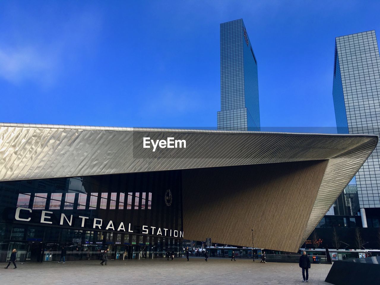 LOW ANGLE VIEW OF BUILDINGS IN CITY AGAINST BLUE SKY