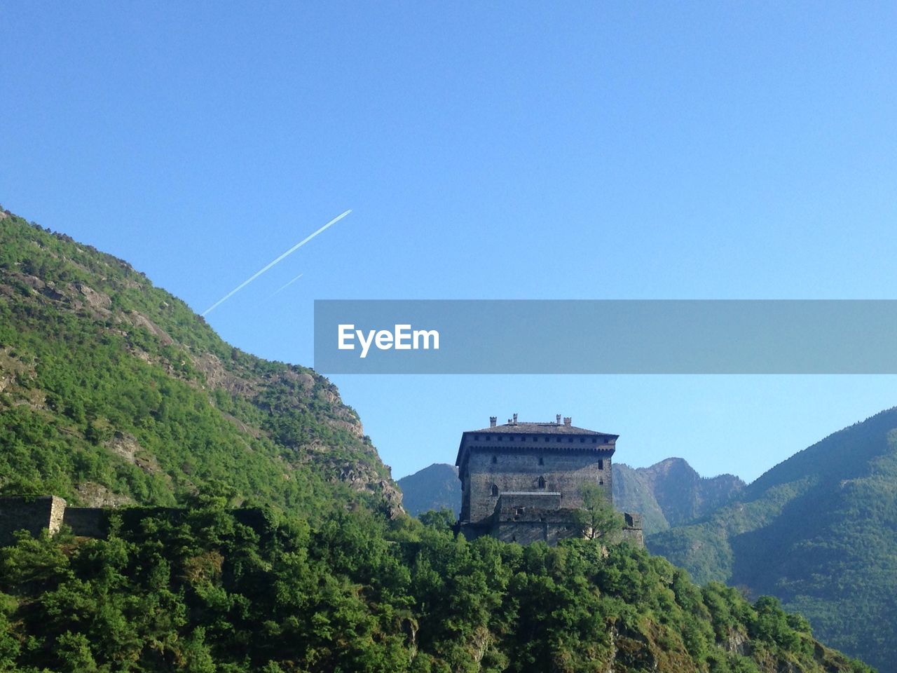 SCENIC VIEW OF MOUNTAINS AGAINST CLEAR SKY