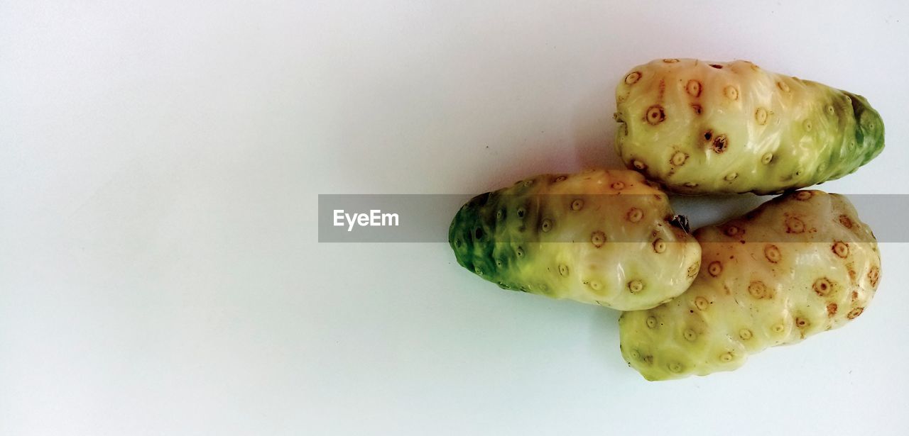 HIGH ANGLE VIEW OF FRUITS IN PLATE