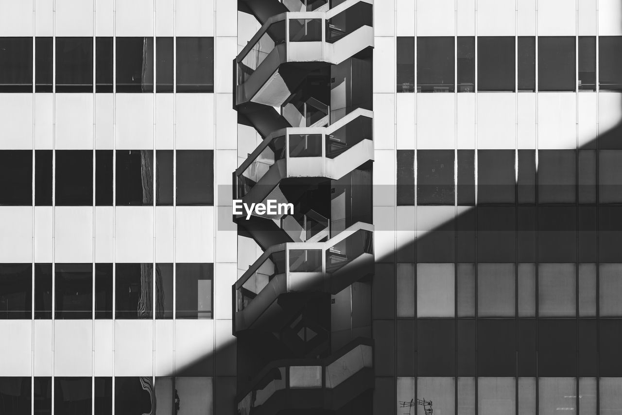 LOW ANGLE VIEW OF MODERN OFFICE BUILDING
