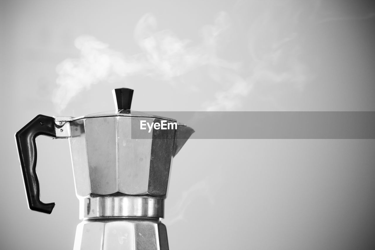 coffeemaker, still life photography, coffee, food and drink, small appliance, drink, home appliance, appliance, white, indoors, espresso maker, lighting, no people, black and white, copy space, coffee pot, refreshment, still life, nature, kitchen appliance, light, cup