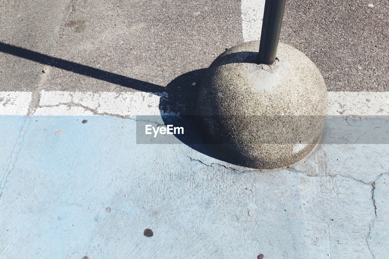 HIGH ANGLE VIEW OF BALL ON METAL FLOOR