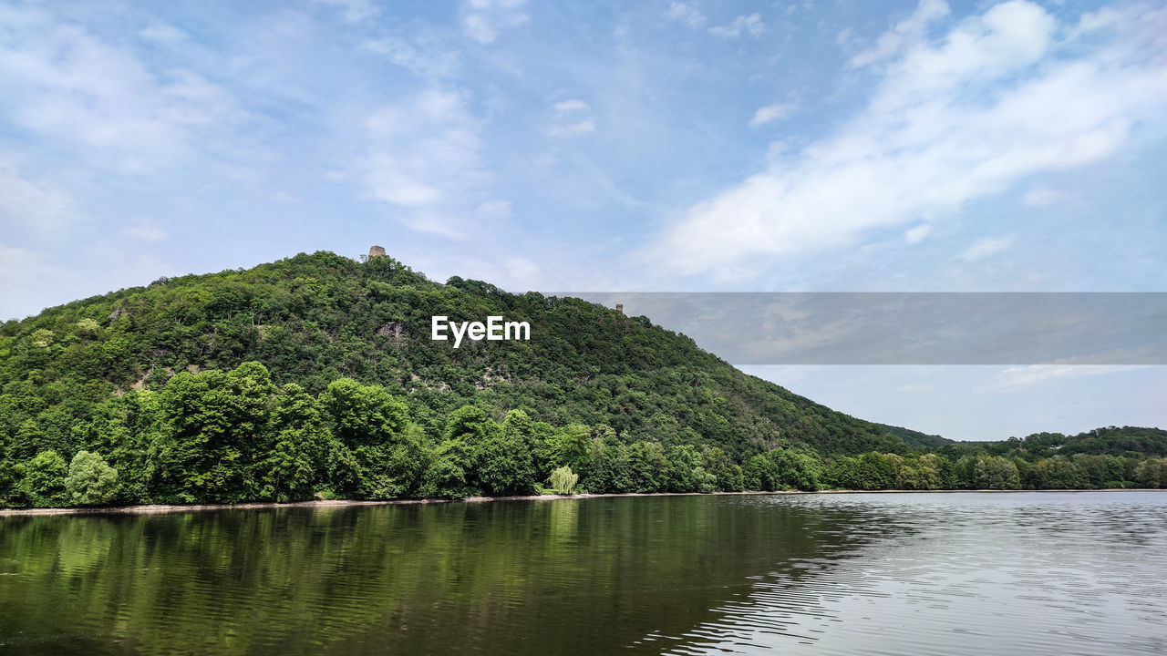 SCENIC VIEW OF LAKE BY TREE MOUNTAINS AGAINST SKY