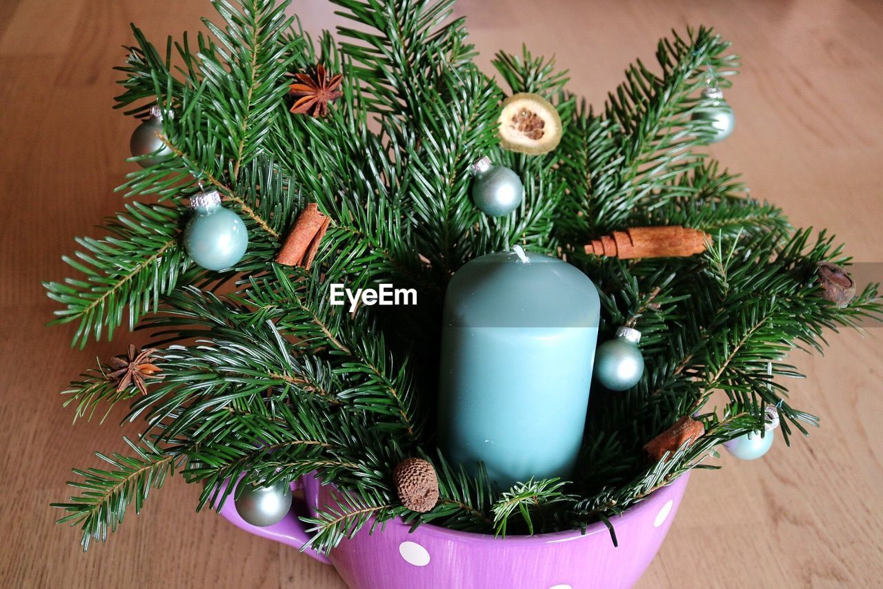 HIGH ANGLE VIEW OF DECORATED CHRISTMAS TREE ON TABLE