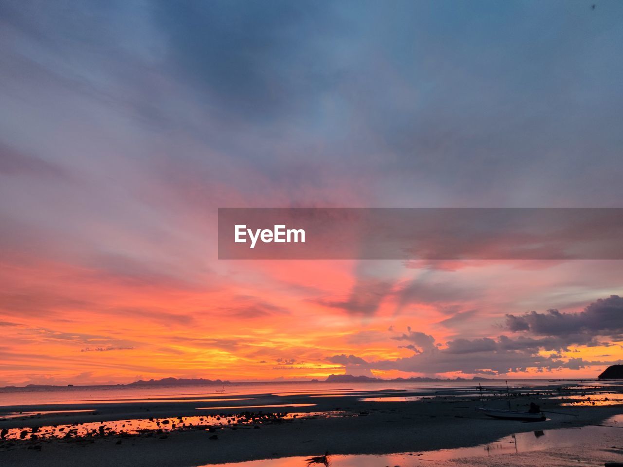 SCENIC VIEW OF SEA AGAINST DRAMATIC SKY