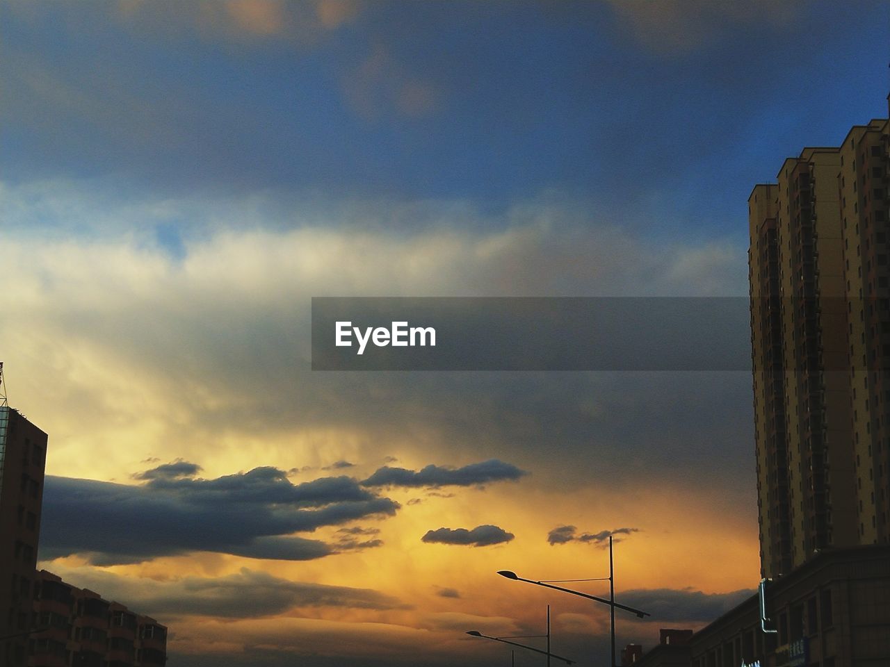 LOW ANGLE VIEW OF BUILDINGS IN CITY AGAINST SKY