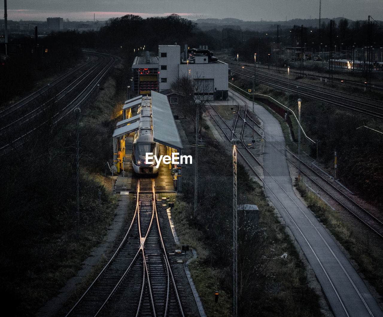 HIGH ANGLE VIEW OF TRAIN ON RAILROAD TRACK