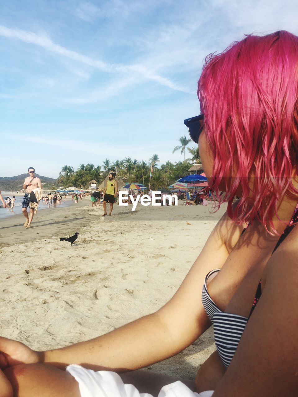 MIDSECTION OF WOMAN AT BEACH