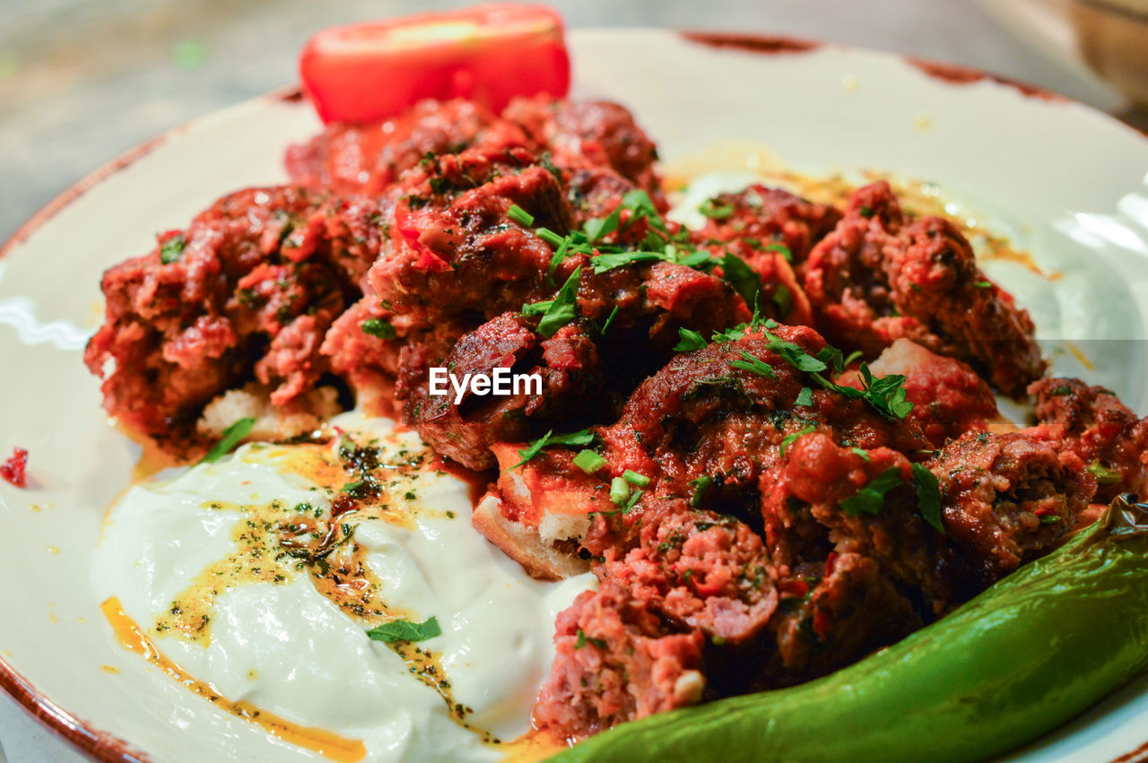 CLOSE-UP OF MEAT AND SALAD