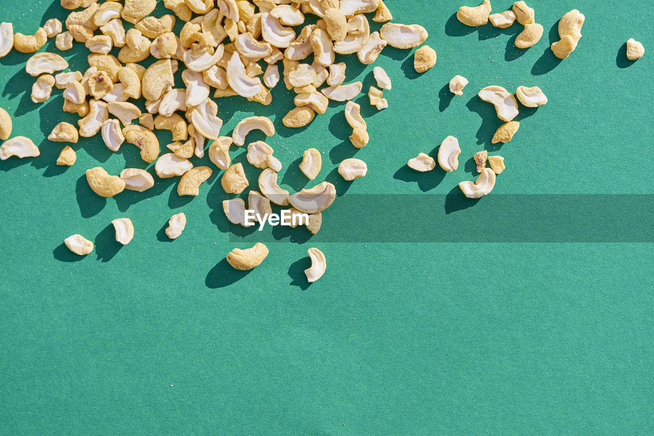 HIGH ANGLE VIEW OF BREAD IN CONTAINER ON TABLE