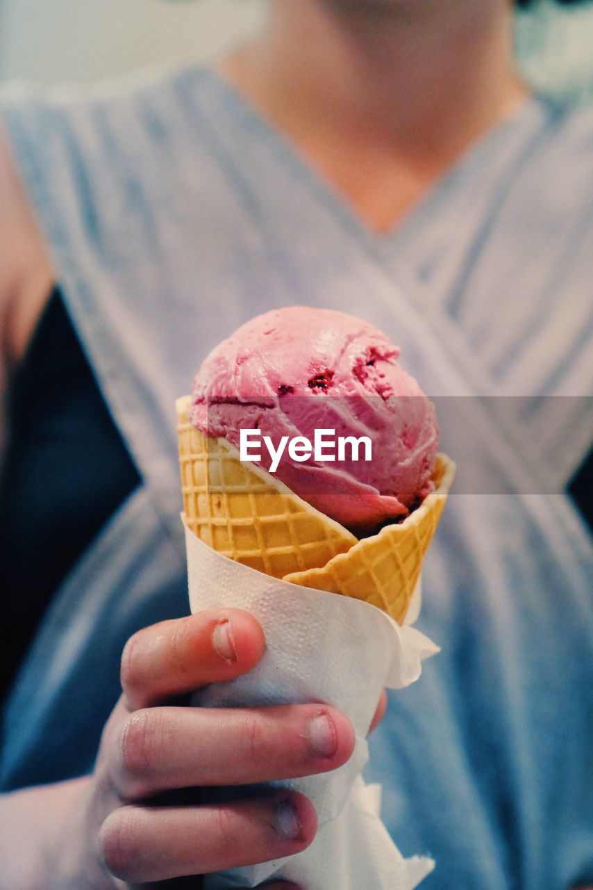 CROPPED IMAGE OF HAND HOLDING ICE CREAM