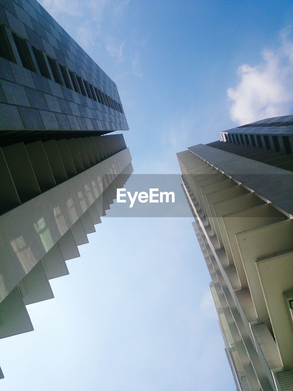 LOW ANGLE VIEW OF MODERN BUILDINGS AGAINST SKY