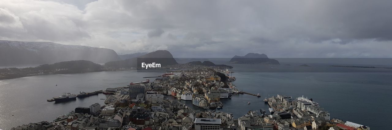 PANORAMIC VIEW OF SEA AGAINST CLOUDY SKY