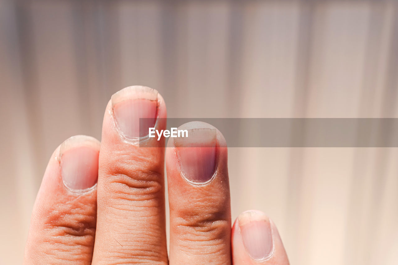 CLOSE-UP OF HAND HOLDING ICE CREAM CONE