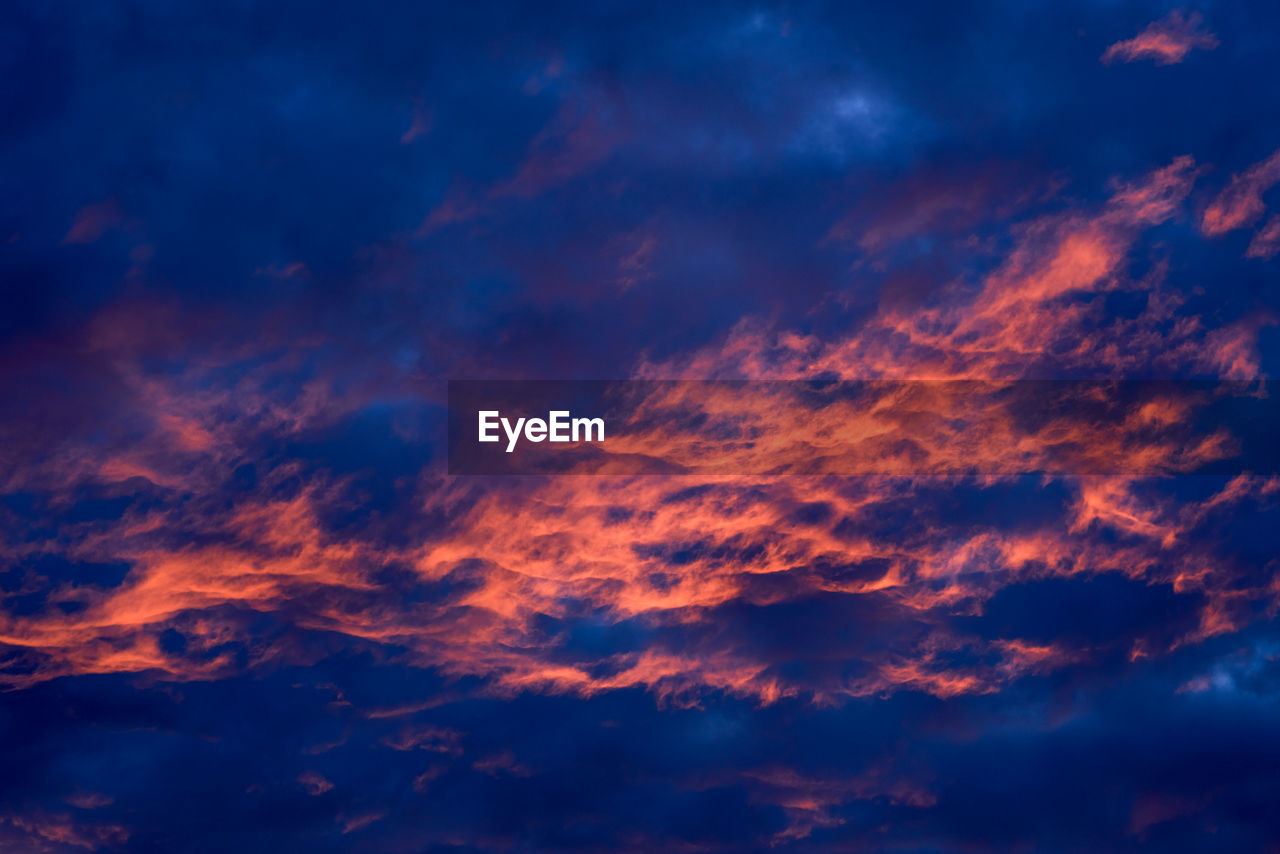 LOW ANGLE VIEW OF CLOUDS IN SKY DURING SUNSET