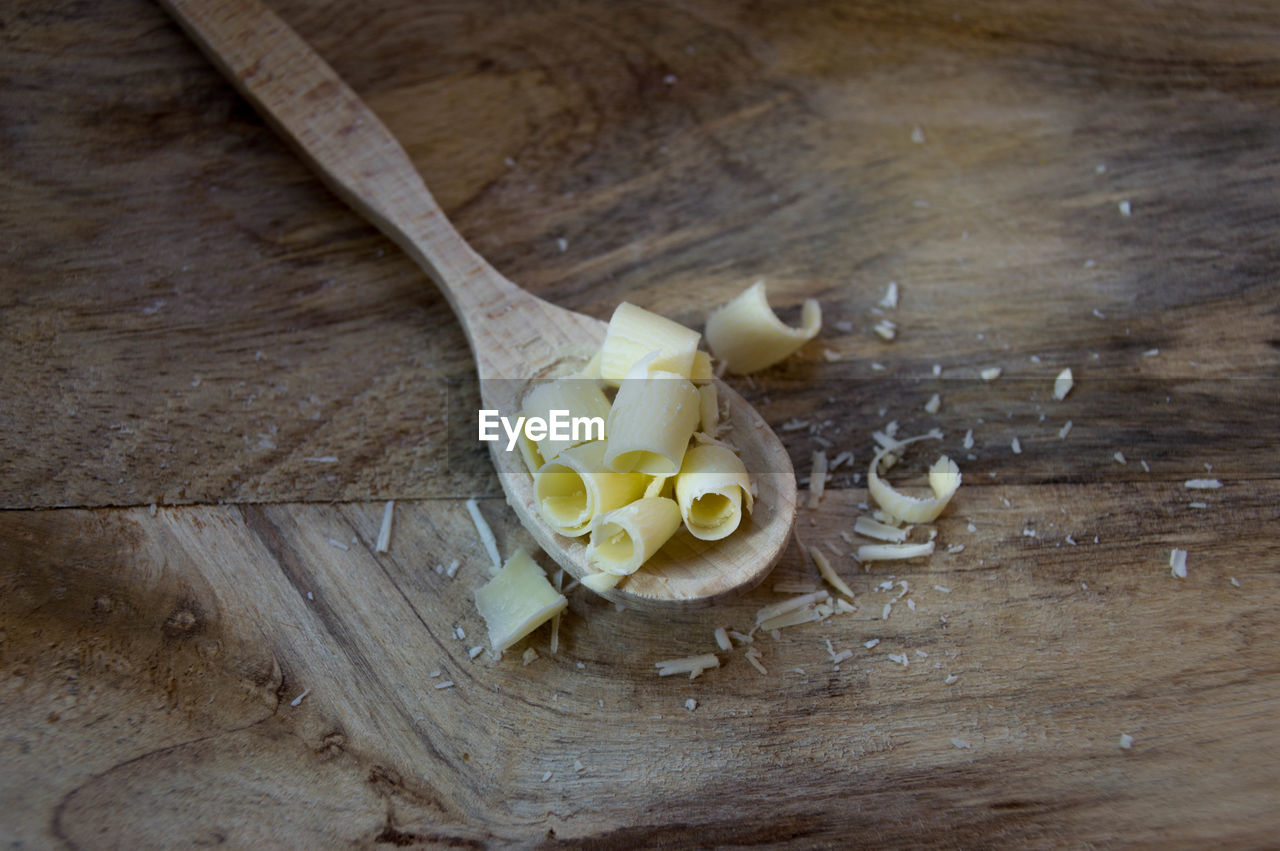 HIGH ANGLE VIEW OF FOOD ON CUTTING BOARD