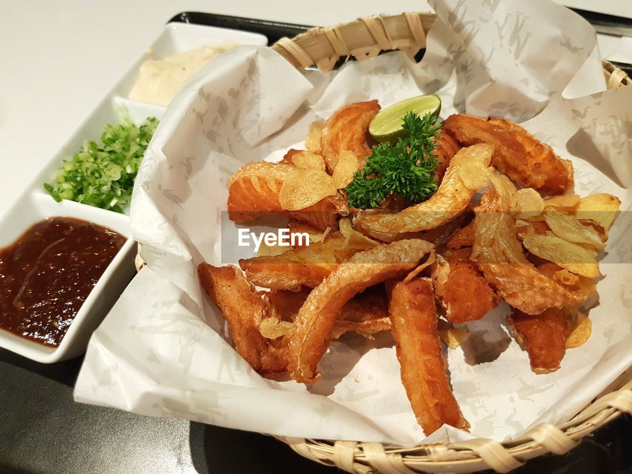 HIGH ANGLE VIEW OF FOOD ON TABLE