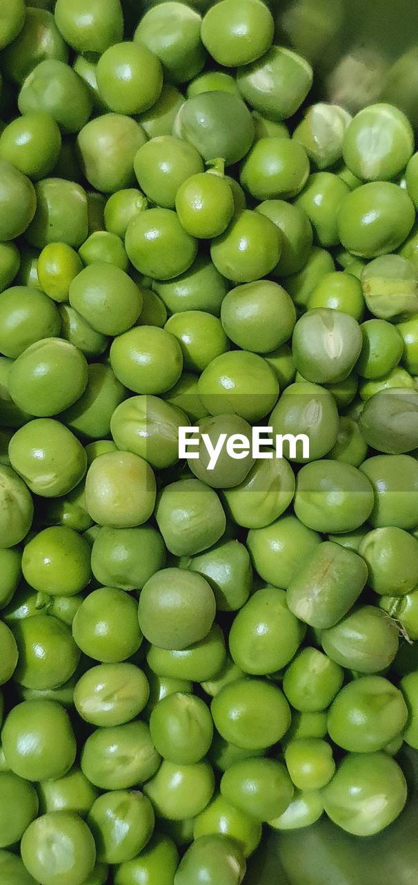 green, food and drink, food, healthy eating, plant, freshness, large group of objects, fruit, pea, crop, produce, wellbeing, abundance, vegetable, no people, full frame, agriculture, backgrounds, still life, close-up, indoors, green pea, dish, repetition, seed