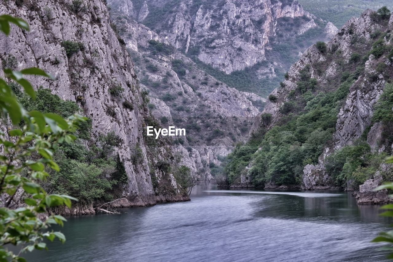 SCENIC VIEW OF RIVER IN MOUNTAINS