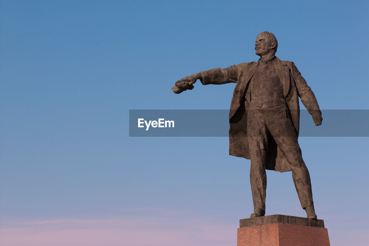 Sculpture of vladimir ilyich lenin in the town square. 