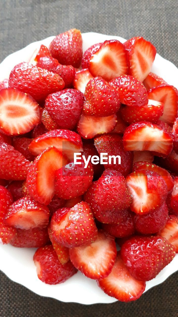 HIGH ANGLE VIEW OF STRAWBERRIES IN PLATE