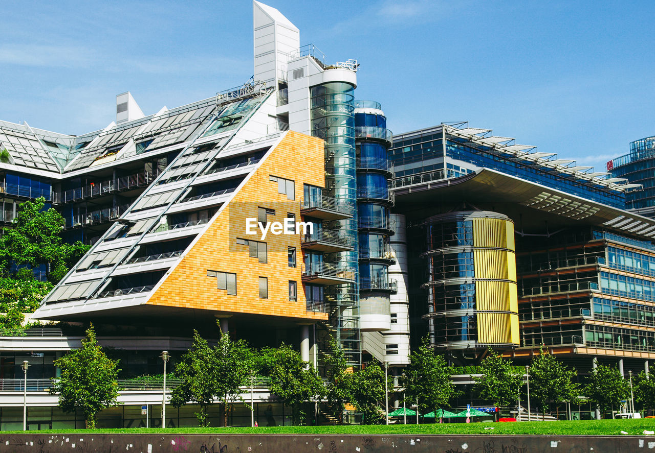 LOW ANGLE VIEW OF BUILDING AGAINST CLOUDY SKY