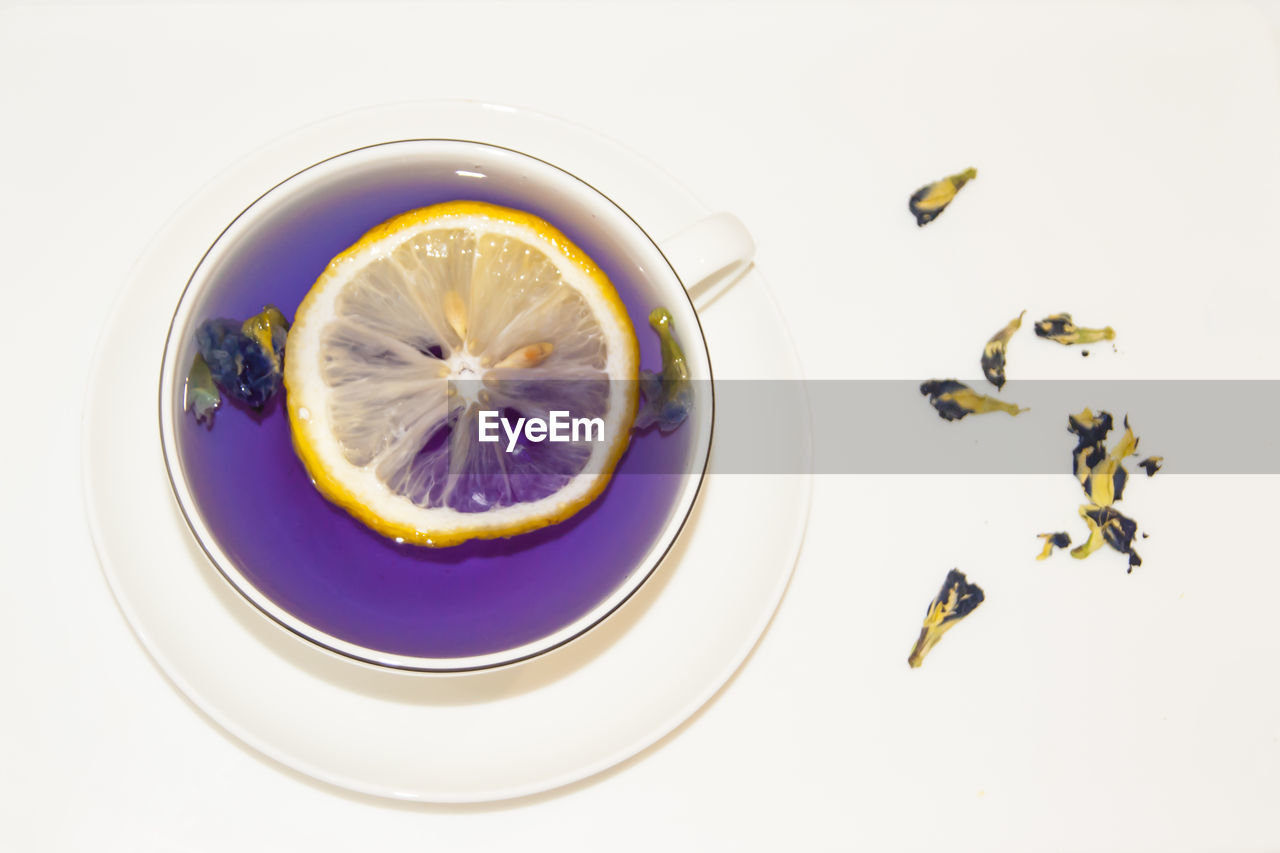 HIGH ANGLE VIEW OF LEMON SLICE IN GLASS