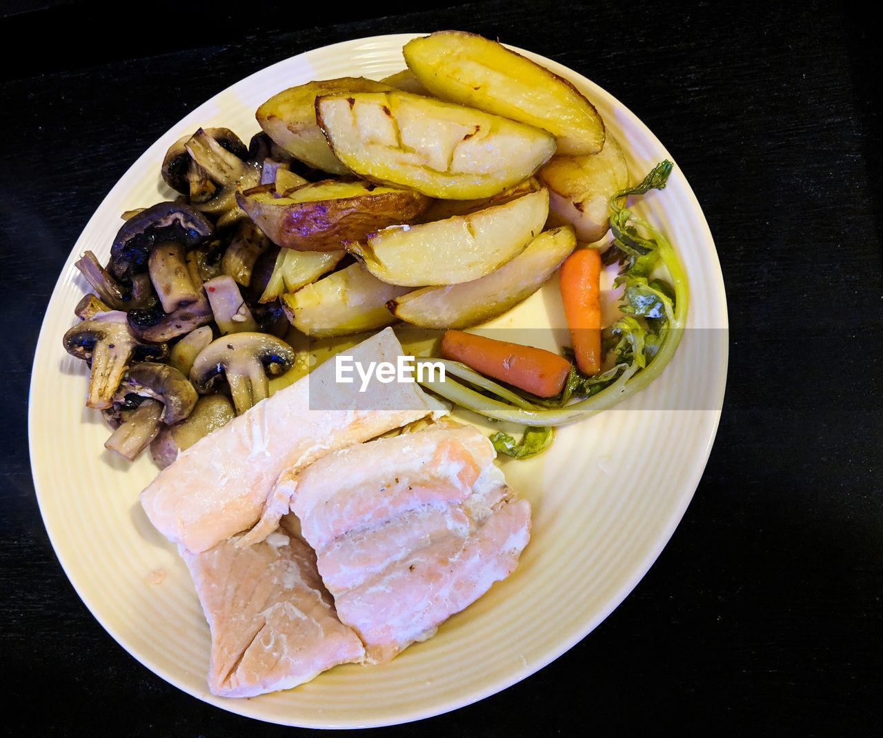 HIGH ANGLE VIEW OF PASTA IN PLATE