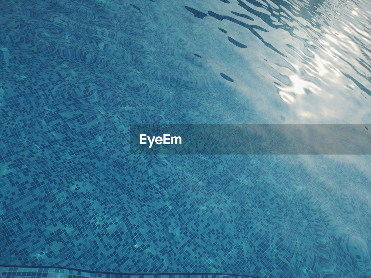 FULL FRAME SHOT OF SWIMMING POOL
