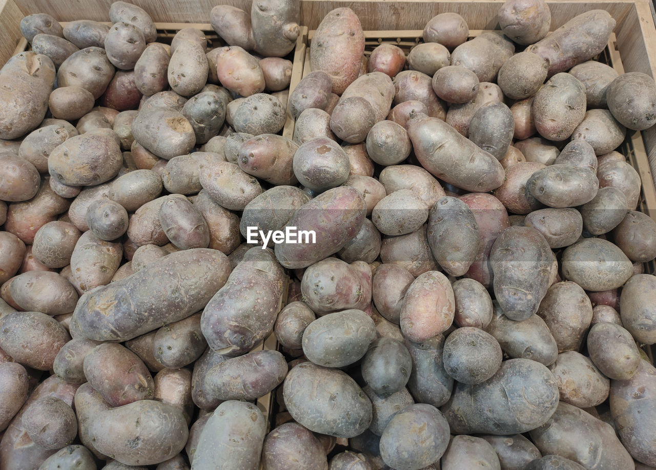 root vegetable, food and drink, food, freshness, vegetable, large group of objects, abundance, tuber, produce, market, raw potato, healthy eating, no people, wellbeing, business finance and industry, retail, still life, for sale, business, raw food, high angle view, day, market stall, close-up, outdoors