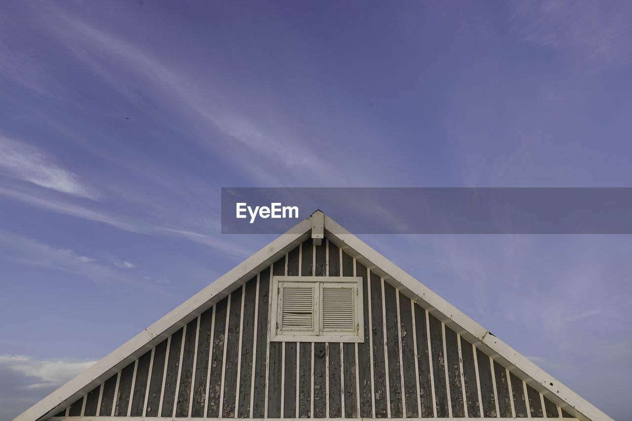 LOW ANGLE VIEW OF MODERN BUILDING AGAINST SKY