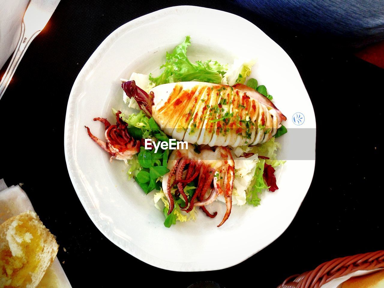 HIGH ANGLE VIEW OF MEAT WITH VEGETABLES ON PLATE