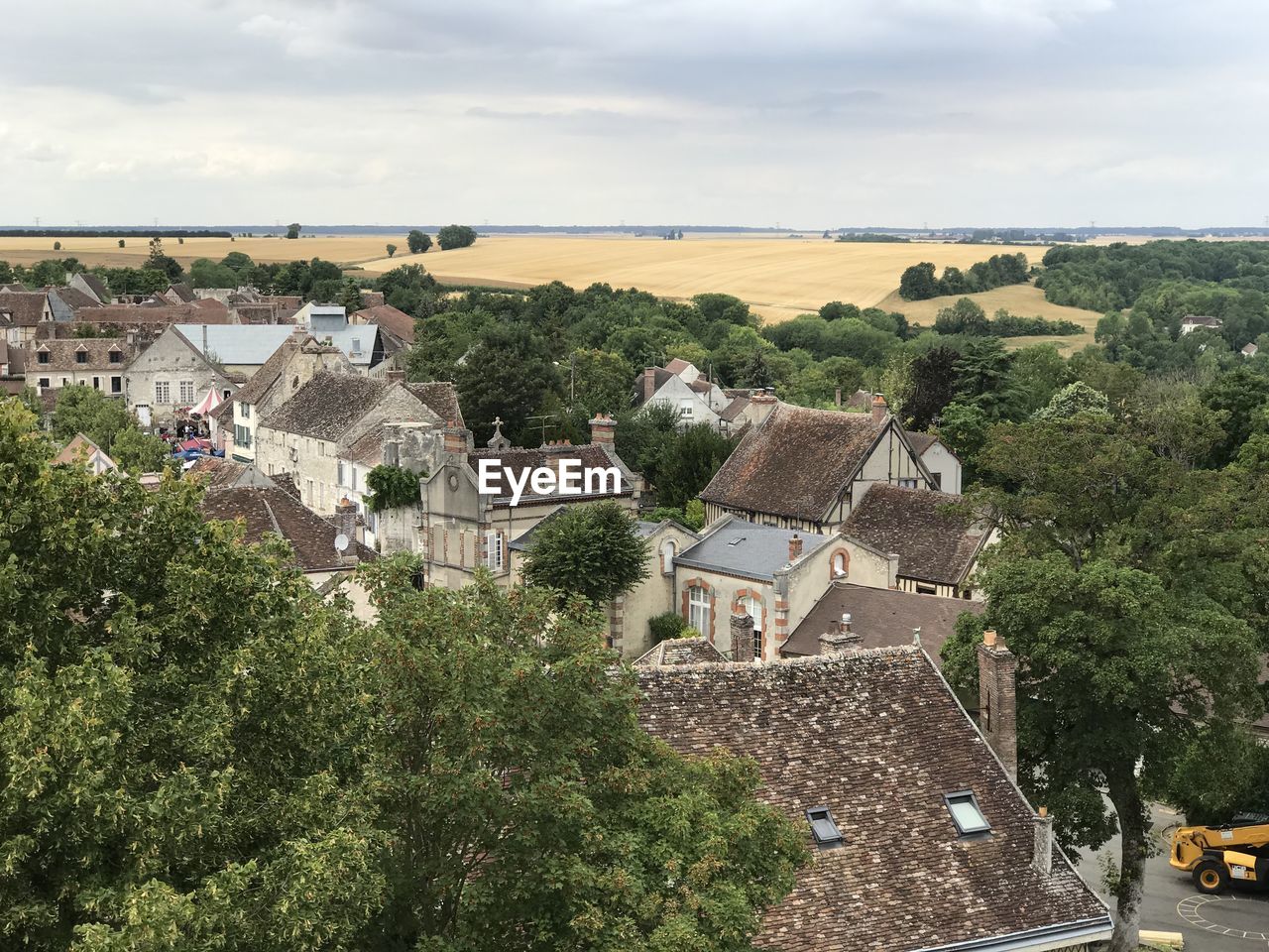 HIGH ANGLE VIEW OF TOWNSCAPE AGAINST BUILDINGS IN TOWN