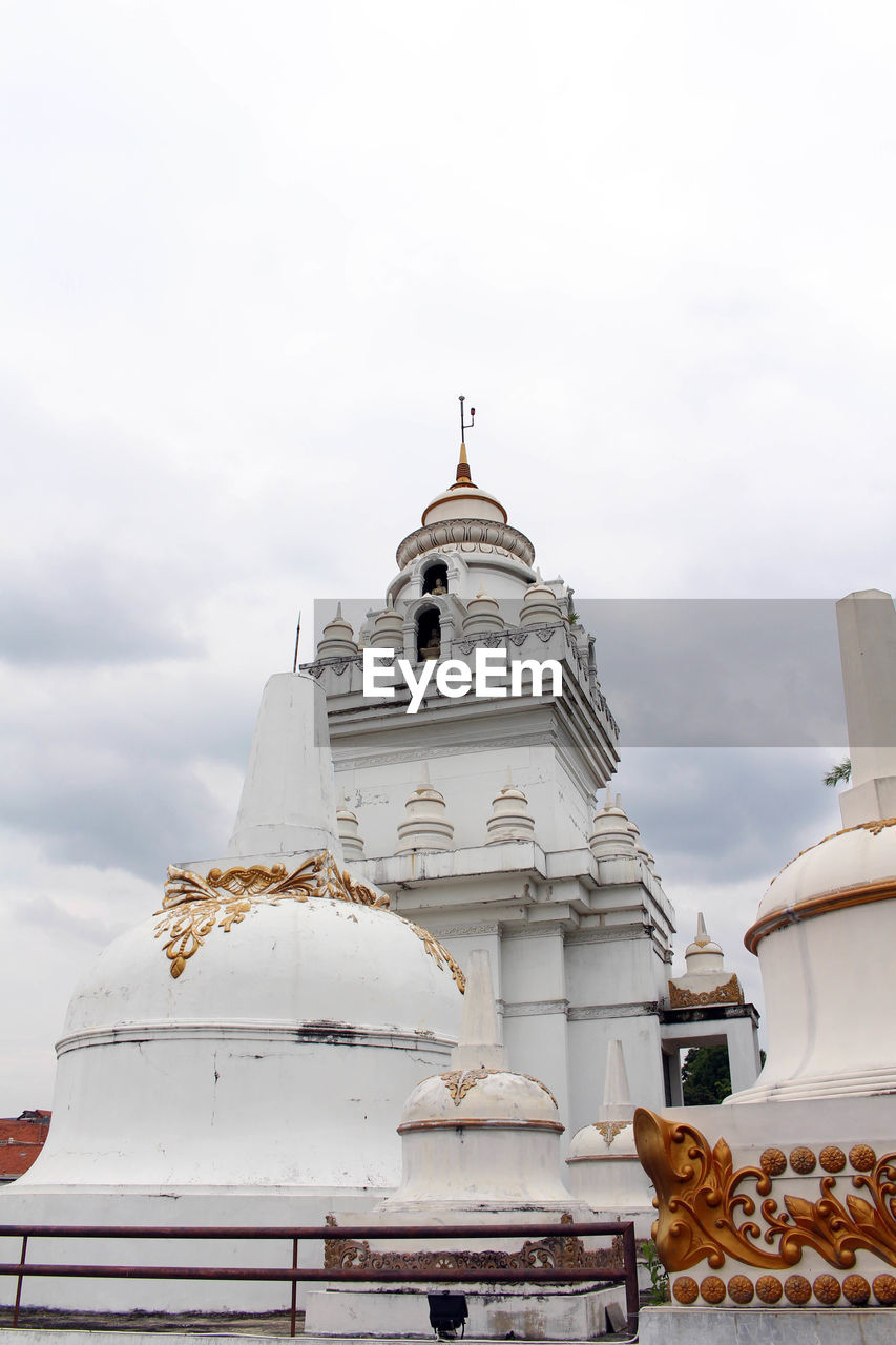 LOW ANGLE VIEW OF WHITE BUILDING AGAINST SKY