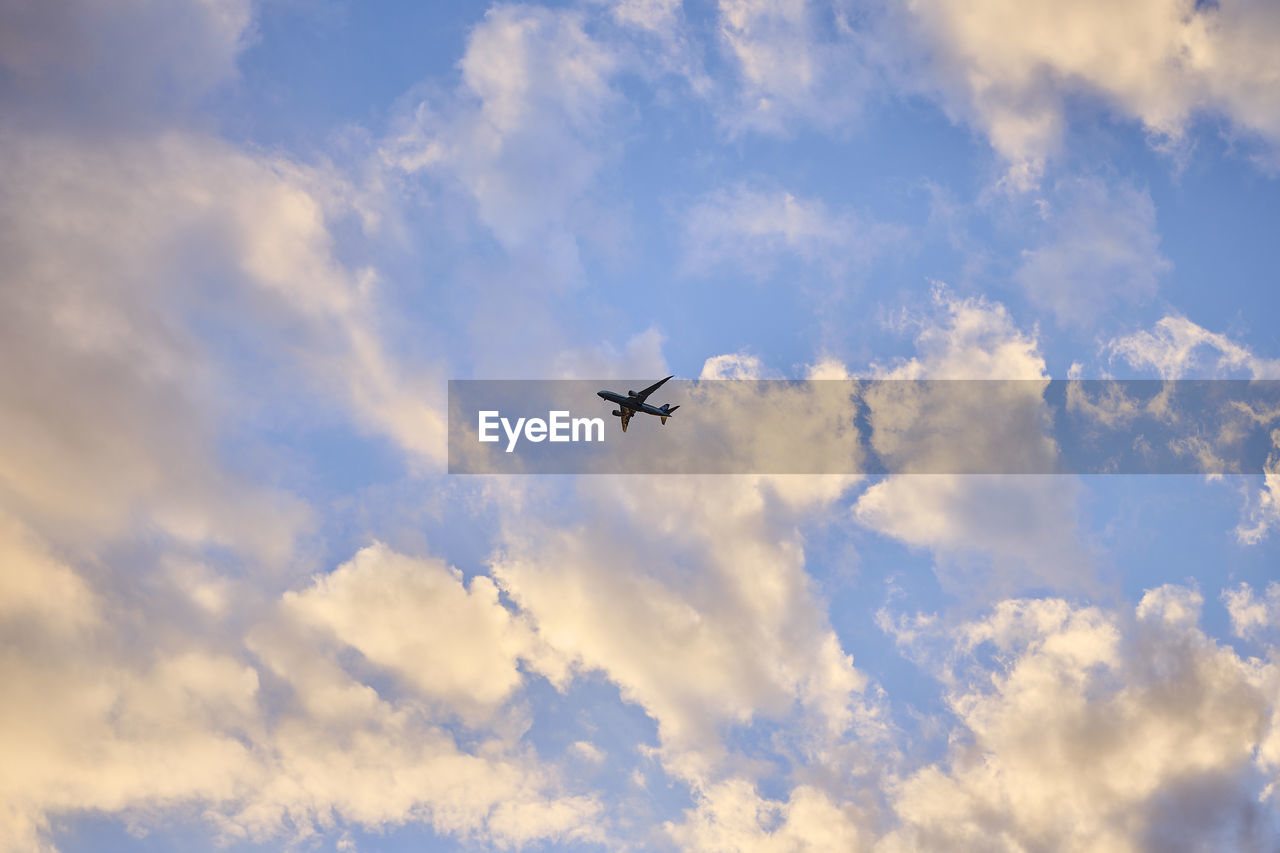 LOW ANGLE VIEW OF AIRPLANE FLYING AGAINST SKY