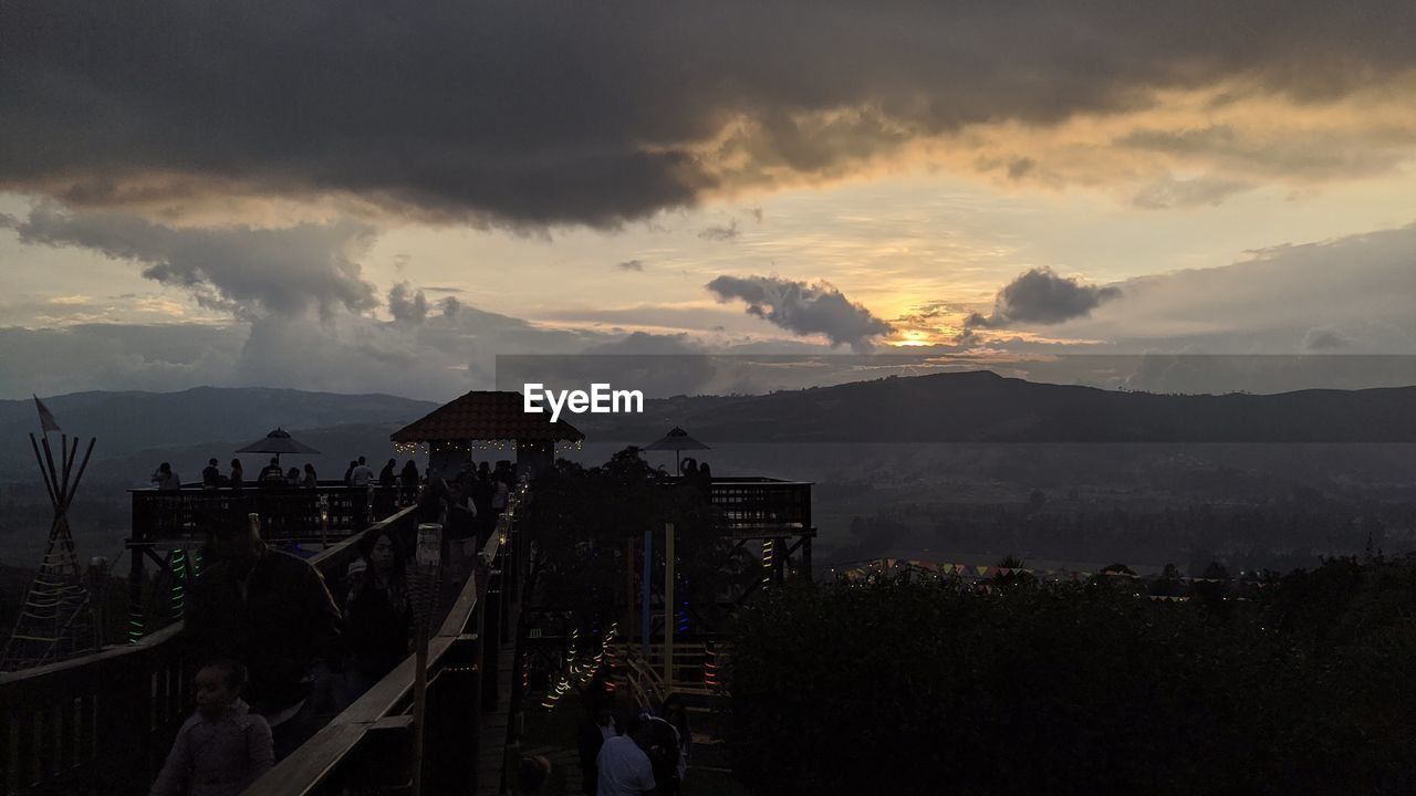 HIGH ANGLE VIEW OF SILHOUETTE CITY AGAINST SKY AT DUSK