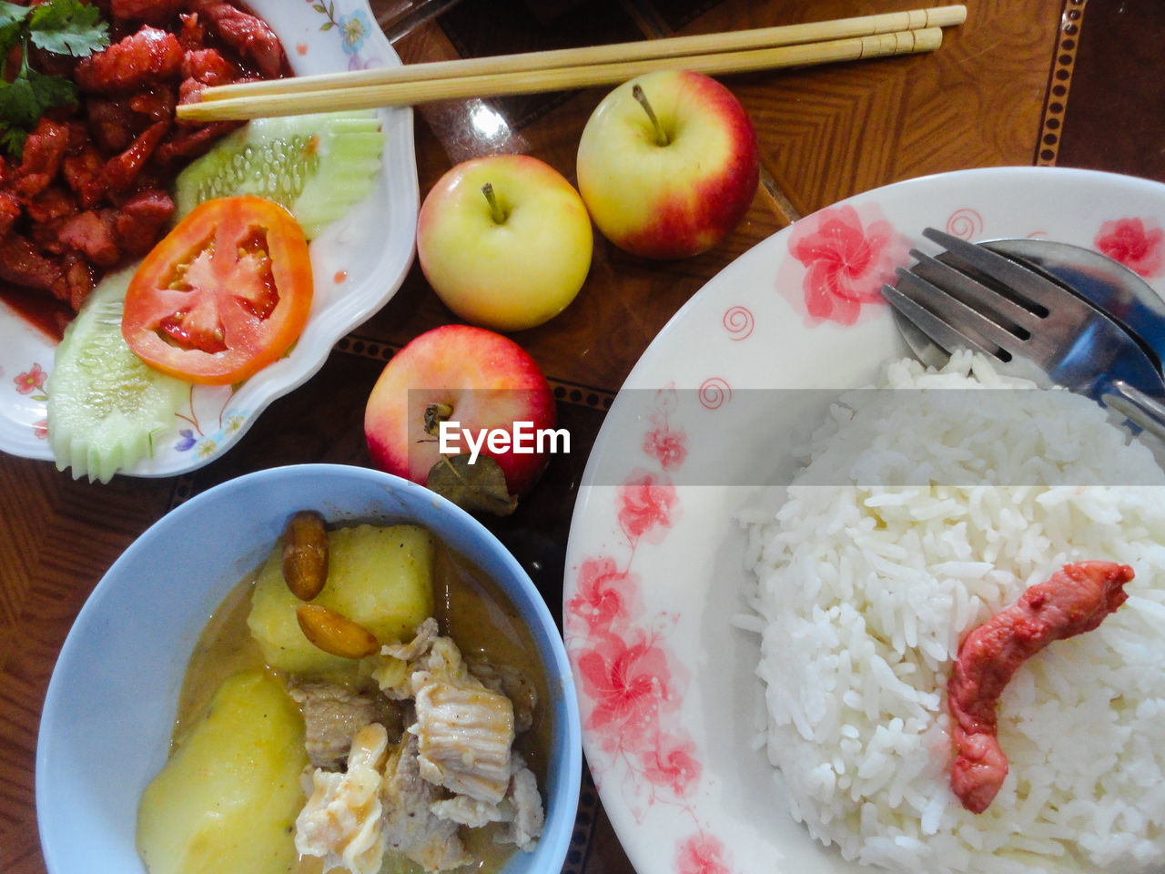 HIGH ANGLE VIEW OF MEAL SERVED IN PLATE