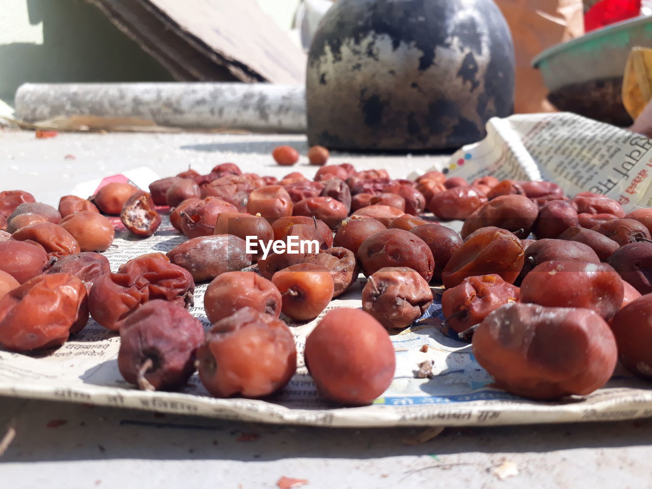 CLOSE-UP OF FRUITS IN CONTAINER