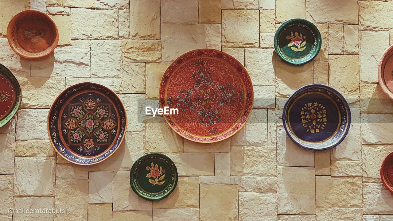 HIGH ANGLE VIEW OF FOOD ON TABLE AGAINST WALL