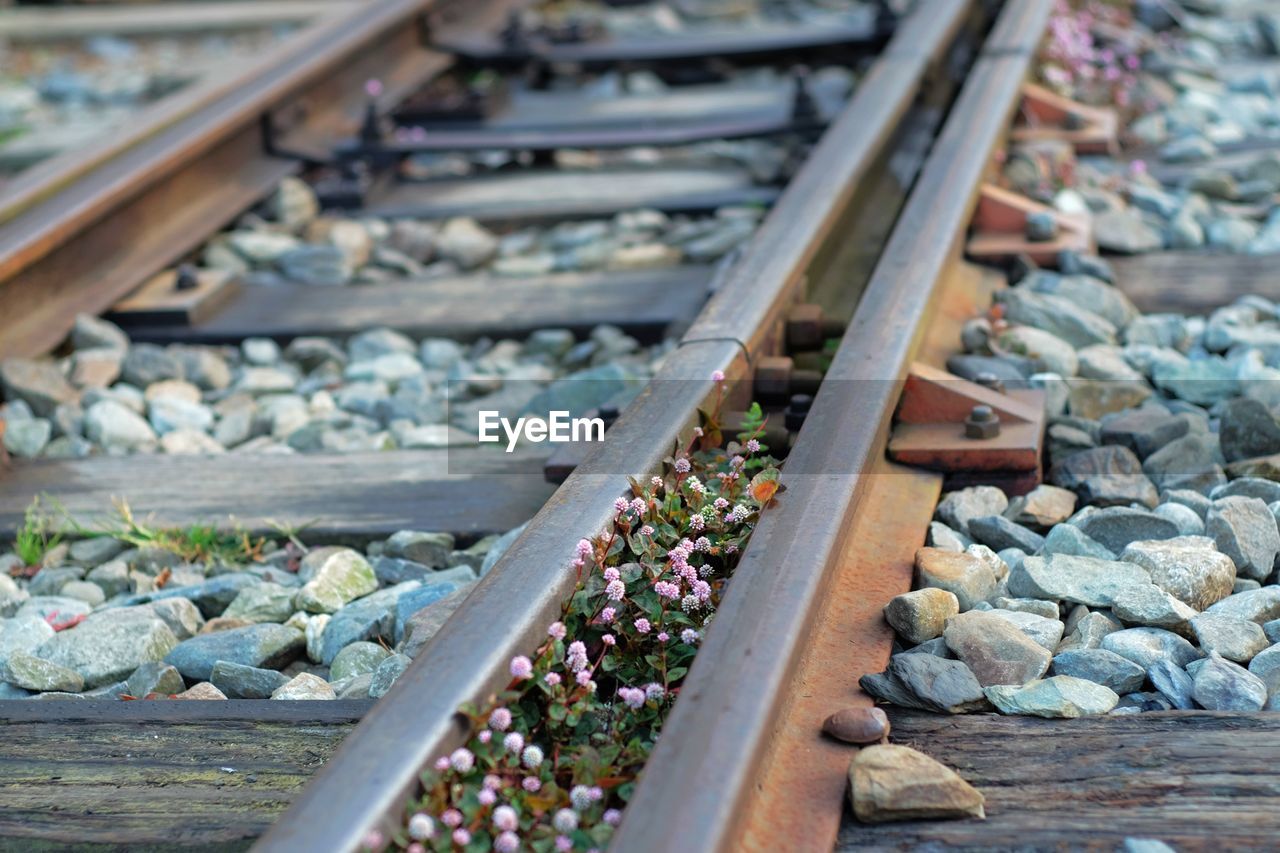 HIGH ANGLE VIEW OF STONES IN RAILROAD TRACKS