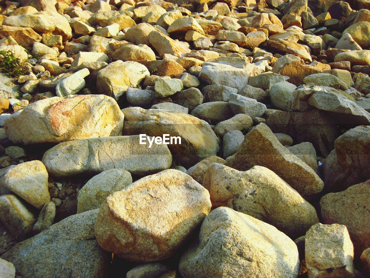 FULL FRAME SHOT OF STONES ON STONES