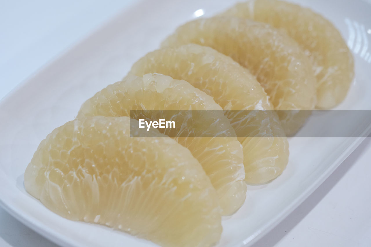 CLOSE-UP OF LEMON SLICE ON PLATE