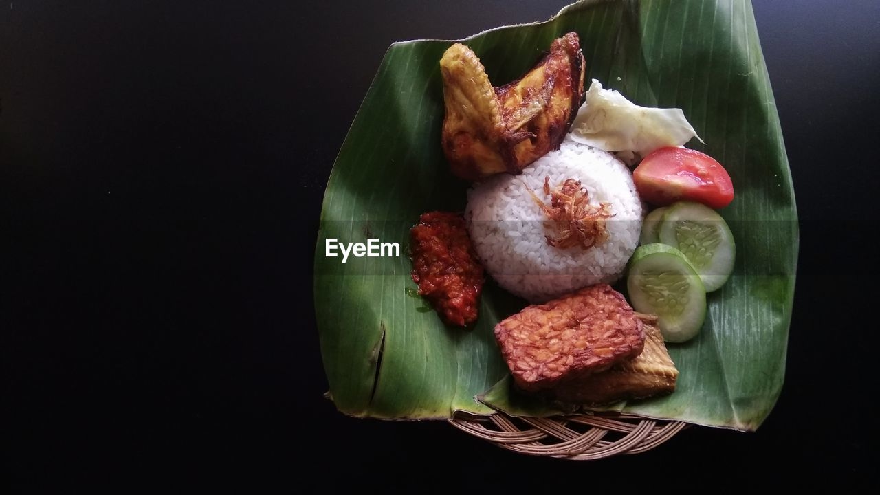 HIGH ANGLE VIEW OF FRUITS AND LEAVES IN PLATE