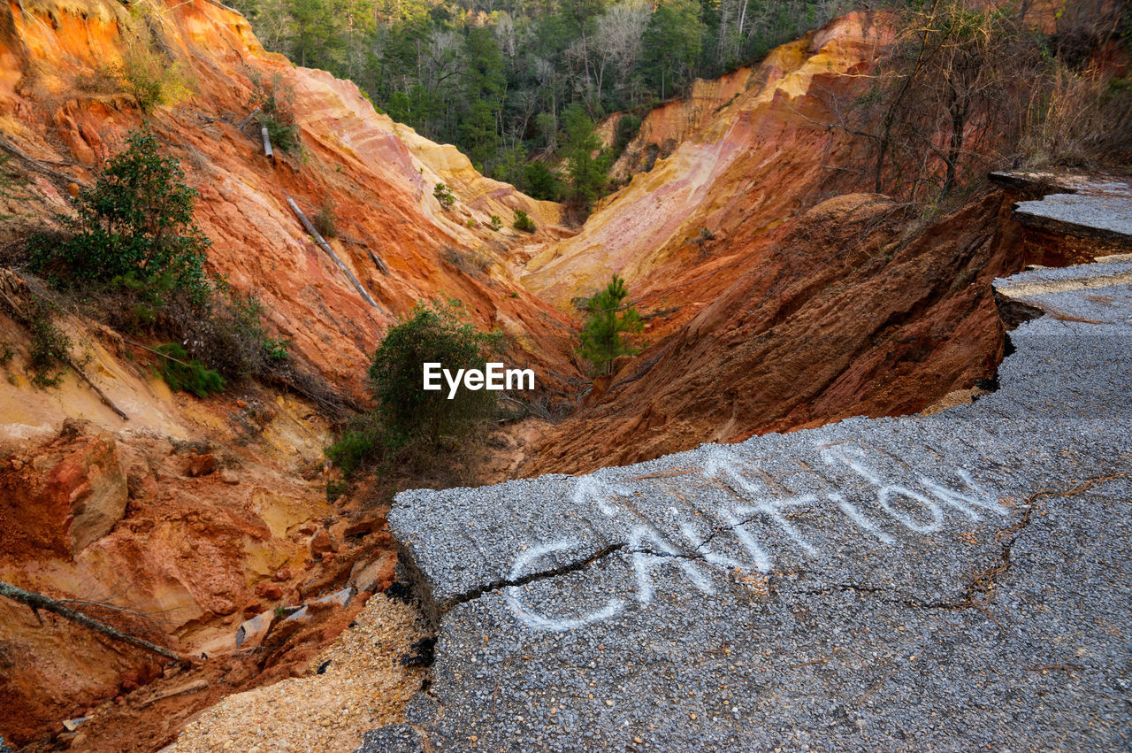 SCENIC VIEW OF MOUNTAIN